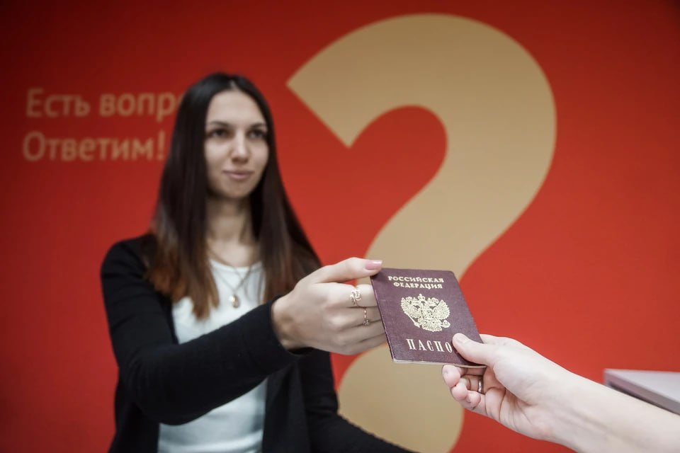 В МВД рассказали, когда гражданин РФ может поставить прочерк в паспорте Гражданин России может поставить прочерк в графе «подпись» в документе, удостоверяющем личность, лишь в одном случае. Это допустимо, если человек физически не может расписаться в паспорте, уведомили в ГУ по вопросам миграции МВД РФ. В документе сказано, что подпись россиянина, помимо прочего, может измениться естественным путем. В таком случае новый документ оформлять не нужно. Если гражданин решил самостоятельно изменить подпись, обновление паспорта также не требуется.