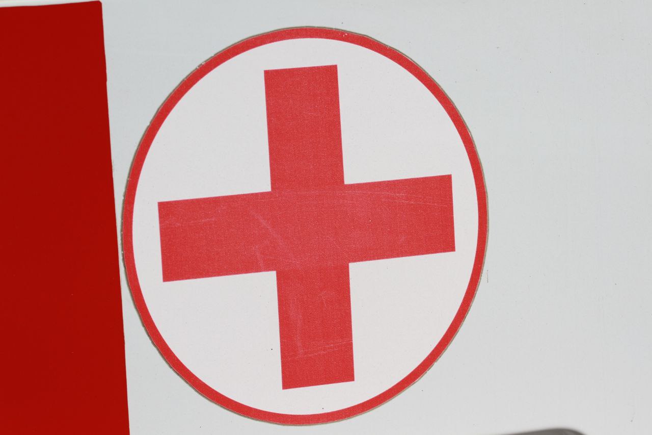 С 1 октября по 1 декабря в Красноярском крае госпитализировали 26 человек с обморожением Трое из них умерли Еще 27 жителей обратились за амбулаторной помощью Такие данные привел региональный Минздрав Почти все пострадавшие взрослые Детей было трое и их не направляли в больницу В ведомстве напомнили что обморожение возможно даже при небольшой минусовой температуре особенно если человек долго остается на улице при сильном ветре или высокой влажности Риск повышают влажная и тесная одежда неподходящая обувь а также усталость и голод красноярск kras 24