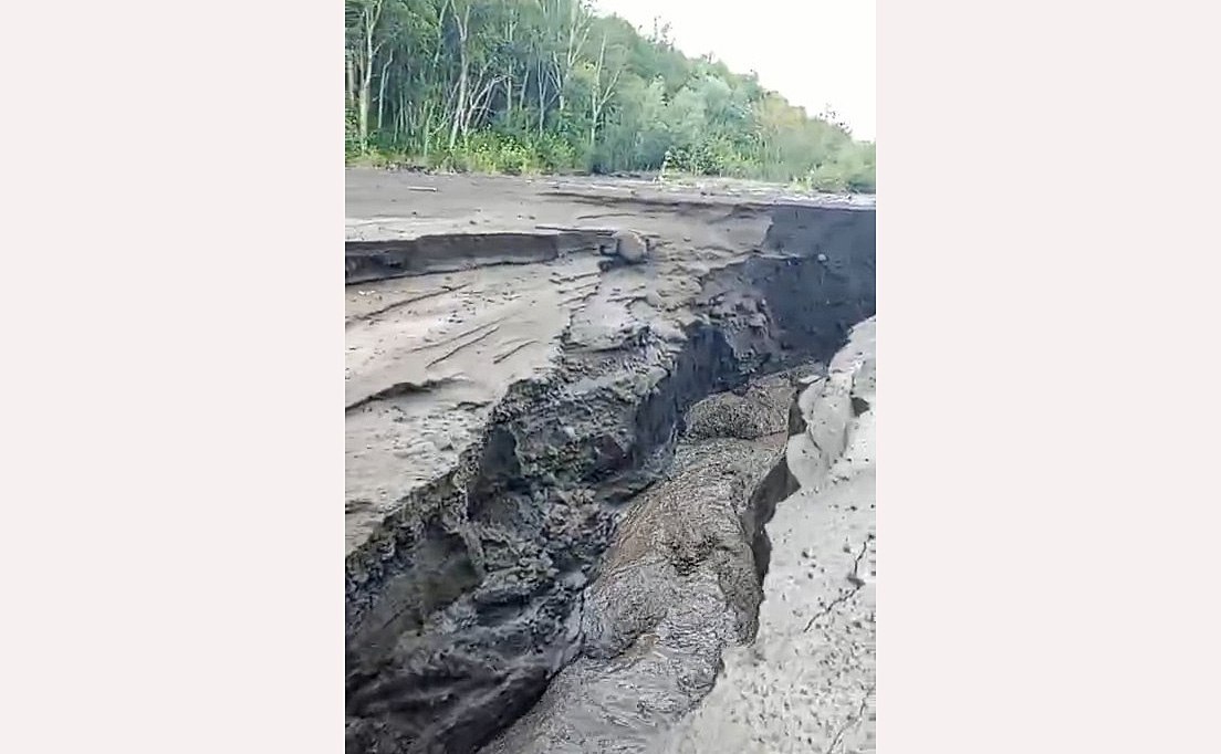 На Камчатке циклон размыл дорогу на популярном туристическом маршруте В русле Сухой речки образовался глубокий овраг Из за дождя потоками воды размыло проезд к вулканам Корякскому и Авачинскому передает ИА Камчатское время Подробности по ссылке kamtime ru article cef6ec5c c565 4865 b4b4 a97c4679038f
