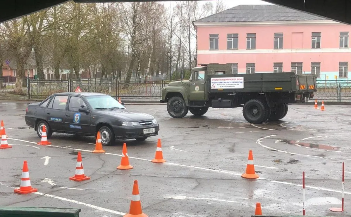 В Беларуси ужесточат подготовку в автошколах Акцент сделают на качестве подготовки и проверке навыков вождения По словам председателя ЦС ДОСААФ Андрея Некрашевича организация совместно с ГАИ и Минтрансом уже работает над комплексом мер по повышению безопасности на дорогах Подробнее