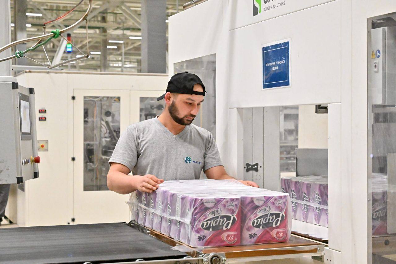 Турецкий холдинг Hayat запустил новую линию на предприятии в Калужской области Турецкий холдинг Hayat начал производство бумажных полотенец на новой производственной линии открытой на предприятии в ОЭЗ Калуга Инвестиции в проект составили 180 млн рублей Продукция которая будет выпускаться на новой линии предназначена для офисов промышленных предприятий медицинских и образовательных учреждений Это очередной шаг компании в укреплении позиций на российском рынке бумажно гигиенической продукции сообщил губернатор Владислав Шапша Он напомнил что это второй проект этой компании запущенный в 2025 году В мае в ОЭЗ Калуга Hayat открыл новую производственную площадку Ее мощность 930 миллионов единиц бумажно гигиенической продукции в год