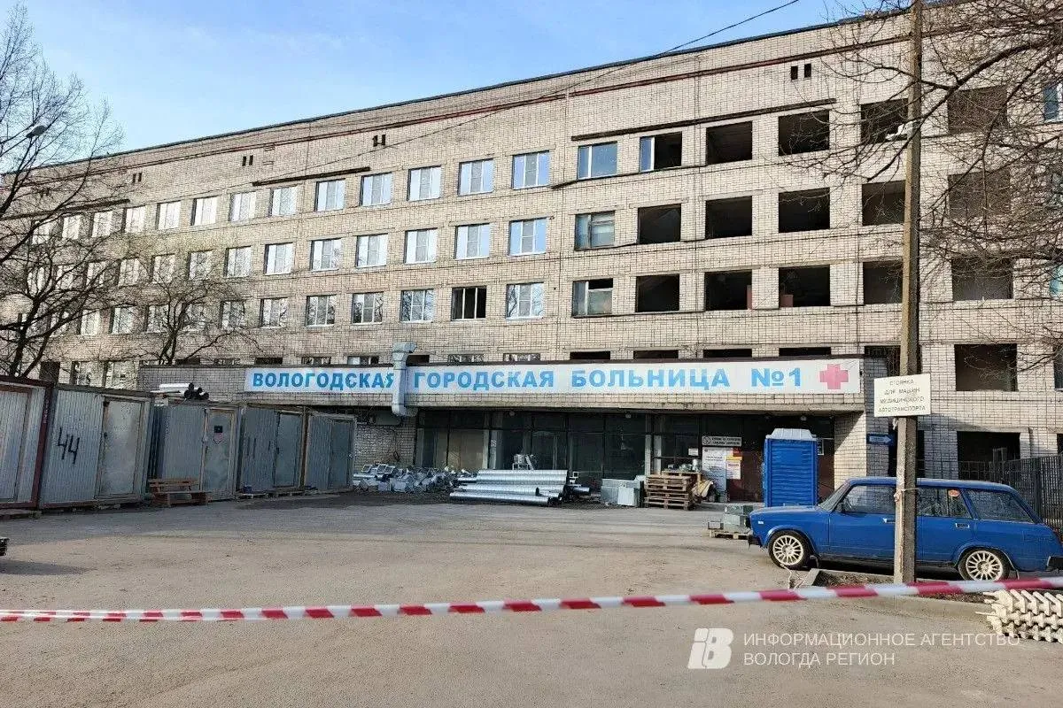 Капремонт лечебного корпуса Вологодской горбольницы 1 выполнен почти на 50 Масштабное обновление здания стало возможным благодаря поддержке губернатора Георгия Филимонова На эти цели из областного и федерального бюджетов выделено 600 миллионов рублей Полностью завершить капитальный ремонт объекта и сдать корпус в эксплуатацию планируется к концу 2026 года Добавим что на время ремонта все клинические отделения главного корпуса переехали в другие здания Прием пациентов ведется в корпусах на Советском проспекте 102 и Советском проспекте 63