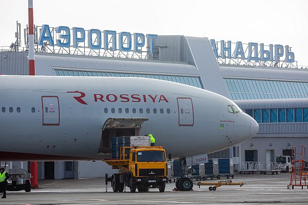 Минтранс: пассажиропоток на арктических маршрутах достигнет 1 млн человек Почти 1 млн пассажиров планируется перевезти по арктическим маршрутам в 2025 году, заявил статс-секретарь - заместитель министра транспорта РФ Дмитрий Зверев на правительственном часе в Госдуме. Об этом сообщает ТАСС. "По 75 арктическим маршрутам на 2025 год план – перевезти 930 тысяч пассажиров, эта цифра будет выполнена", – сказал он. По словам Зверева, в 2024 году через аэропорты Арктической зоны перевезено 6,5 млн пассажиров, что на 5% больше по сравнению с 2023 годом. aviaru.net/n283745