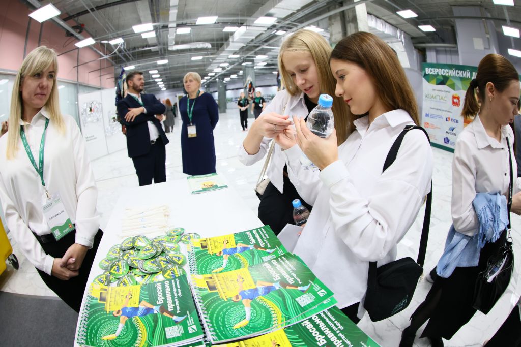 Участники СВО на Южном Урале займутся экологическим воспитанием школьников В Челябинской области запустят новый экологический проект С чего начинается Родина в реализации которого поучаствуют ветераны СВО Дмитрий Никитин и Андрей Порошин Проект поможет воспитать в школьниках бережное отношение к природе Как ранее рассказал ТАСС глава Российского экологического общества и участник координационного совета по экологии в Челябинской области Рашид Исмаилов программой удастся охватить школьников 12 15 лет состоящих в отрядах юнармии и учащихся профильных классов ориентированных на государственную и военную службу Ребята посетят примерно 150 мероприятий это теоретические и практические занятия экскурсии по экосистемам регионов знакомство с флорой и фауной Красной книги а также акции по защите диких животных и экологические субботники отметил Исмаилов   t me chgub