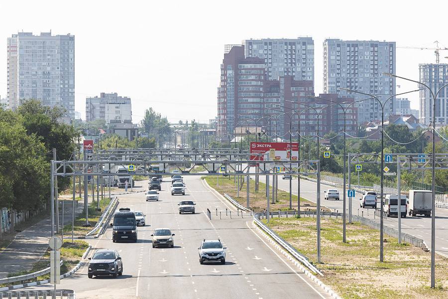 Улица Ангарская станет четырехполосной в течение трех лет    Андрей Бочаров поставил задачу завершить реконструкцию, превратив ключевую артерию Дзержинского района в полноценную четырехполосную дорогу.   #   #НовостиВолгоград