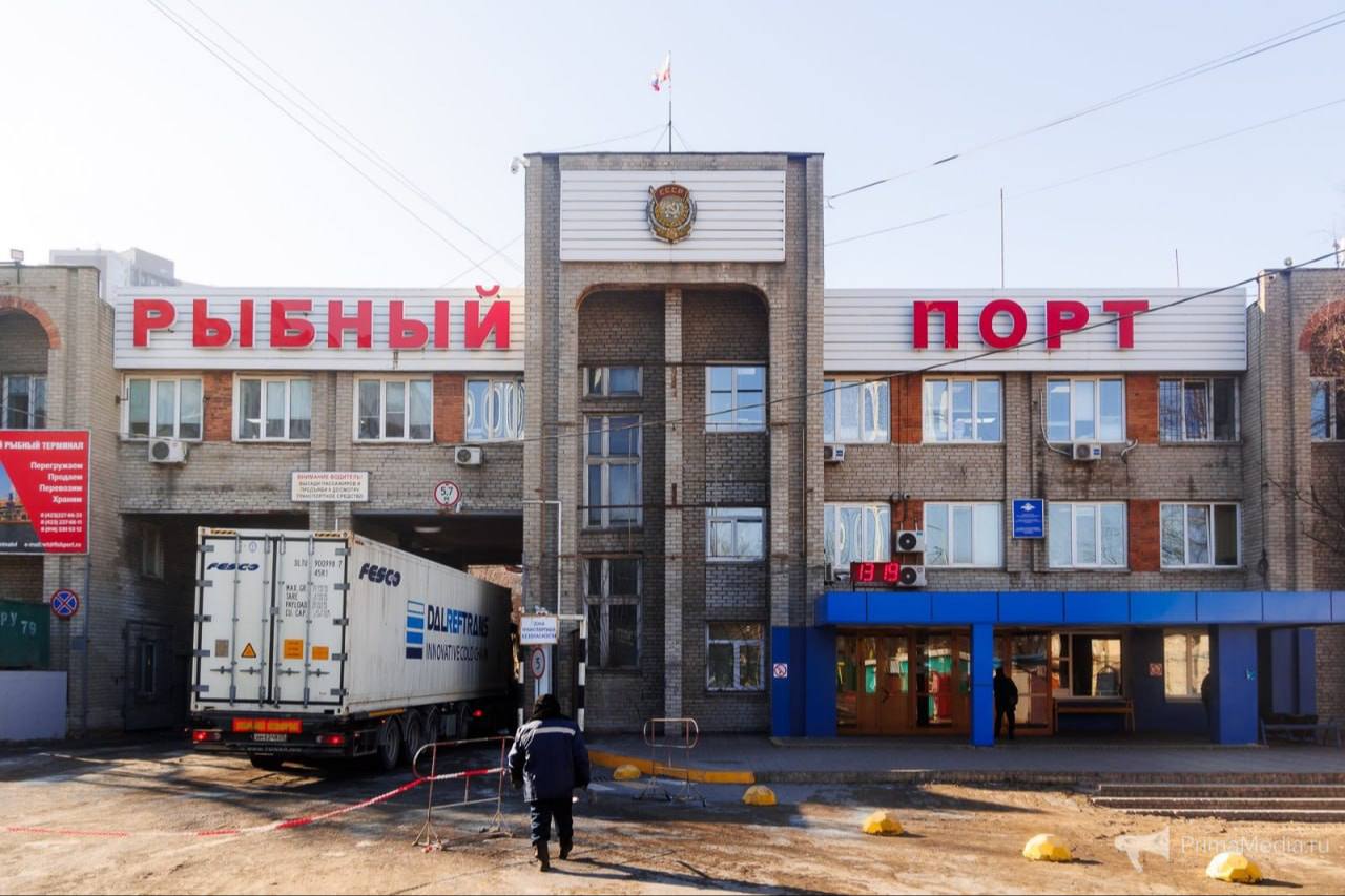 Бизнесмен Александр Евдокимов досрочно покинул пост генерального директора ОАО Владивостокский морской рыбный порт Его сменщиком стал Хачатур Мартиросян занимавший должность начальника отдела экономической безопасности ещё в бытность когда одним из основных акционеров порта был ныне опальный Денис Сарана  Александр Евдокимов возглавил Владморрыбпорт в июле 2024 года сменив Александра Шевченко отработавшего на этой должности 16 лет По решению совета директоров порта действующим членом которого является Евдокимов Хачатур Мартиросян избран генеральным директором с 30 января 2025 года При этом Евдокимов является одним из крупнейших акционеров порта с долей в 47 6941 капитала Подписывайтесь на PrimaMediaBiz