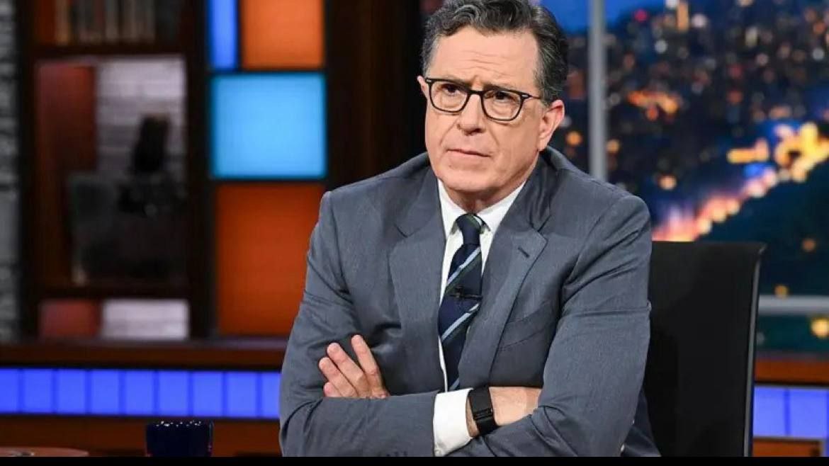 CBS закрывает «The Late Show со Стивеном Кольбером» — финал ожидается в мае 2026 года  Телешоу «The Late Show со Стивеном Кольбером» завершит своё вещание в мае 2026 года — спустя 33 года в эфире, сообщила телекомпания CBS.  Официальная причина закрытия — финансовая: канал указывает на необходимость оптимизации затрат и изменения в медиапотреблении аудитории.  Однако среди зрителей уже звучат версии о том, что решение может иметь и политический подтекст. Стивен Кольбер известен своей резкой критикой Дональда Трампа, и его шоу неоднократно становилось платформой для сатиры на республиканскую повестку.  Некоторые считают, что в условиях возможного возвращения Трампа в Белый дом и общего сдвига медиа в сторону «нейтральности» — уход Кольбера мог стать частью более широкой кампании по «сглаживанию углов».