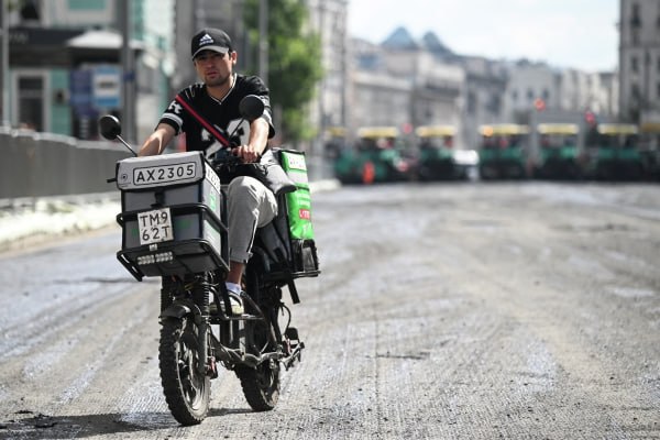 SuperJob 50 жителей Санкт Петербурга одобряют решение о запрете иностранцам работать курьерами Против таких ограничений 21 опрошенных почти треть не определилась со своим отношением к мерам установленным властями города Это показало исследование сервиса по поиску работы и подбору сотрудников которое поступило в распоряжение Говорит Москва В опросе участвовали 1200 человек из Санкт Петербурга и Москвы В российской столице идею запрета на работу мигрантов в доставке поддерживают 44 опрошенных govoritmoskva ru news 465234