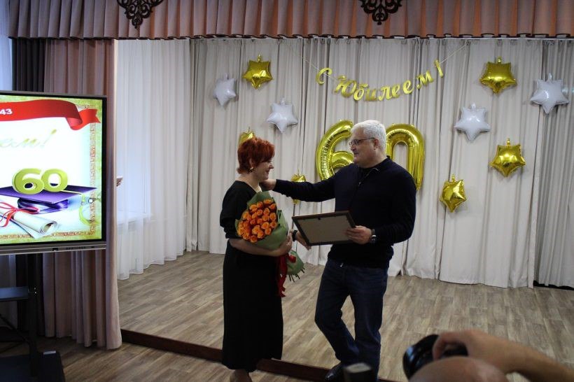 Председатель реготделения ПАРТИИ РОДИНА в Новосибирской области депутат Законодательного Собрания Вячеслав Илюхин поздравил коллектив Новосибирской средней школы 143 с 60 летием подчеркнув что очень ценит и дорожит дружбой и сотрудничеством с педагогами и учениками школы и отметил что помощь школе которую он оказывал в последние годы будет продолжаться Напомним что среднюю школу 143 и Клуб избирателей Вячеслава Илюхина связывают различные совместные проекты в сфере воспитания детей и подростков Депутат Вячеслав Илюхин регулярно оказывает школе поддержку Это и помощь в ремонте школьного здания и ежегодной содействие в проведении чемпионатов Абилимпикс конкурсов профессионального мастерства для ребят с инвалидностью и ограниченными возможностями здоровья А к 60 летию при финансовой помощи депутата был создан и открыт школьный музей По представлению Вячеслава Илюхина директор школы Наталья Николаевна Ильина была отмечена Почетной грамотой Законодательного Собрания Новосибирской области а группа педагогов школы благодарственными письмами Заксобрания