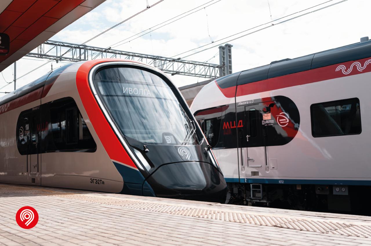 Около 500 новых железнодорожных вагонов намерены закупить в Москве до 2030 года Благодаря новым вагонам которые закупят за счет бюджета Москвы полностью будет обновлен подвижной состав на Ярославском направлении где в этом году уже стали курсировать поезда Иволга 4 0 В Дептрансе Москвы добавили что в ближайшие пять лет поездки станут гораздо комфортнее для более 292 тыс жителей Москвы и области Планируется запустить новые поезда в рамках масштабной программы развития регионов Центрального транспортного узла что в 6 раз сократит время ожидания поездов для жителей регионов в зоне ЦТУ В этом году по поручению мэра Москвы Сергея Собянина мы завершили беспрецедентную программу обновления подвижного состава на МЦД Этот проект стал важной вехой в развитии ж д сообщения Москвы и области Благодаря системной работе правительства Москвы РЖД и ЦППК пассажиры диаметров теперь совершают поездки на поездах нового поколения отметил заммэра Москвы Максим Ликсутов Он добавил что следующим этапом является масштабное обновление подвижного состава в рамках развития ЦТУ
