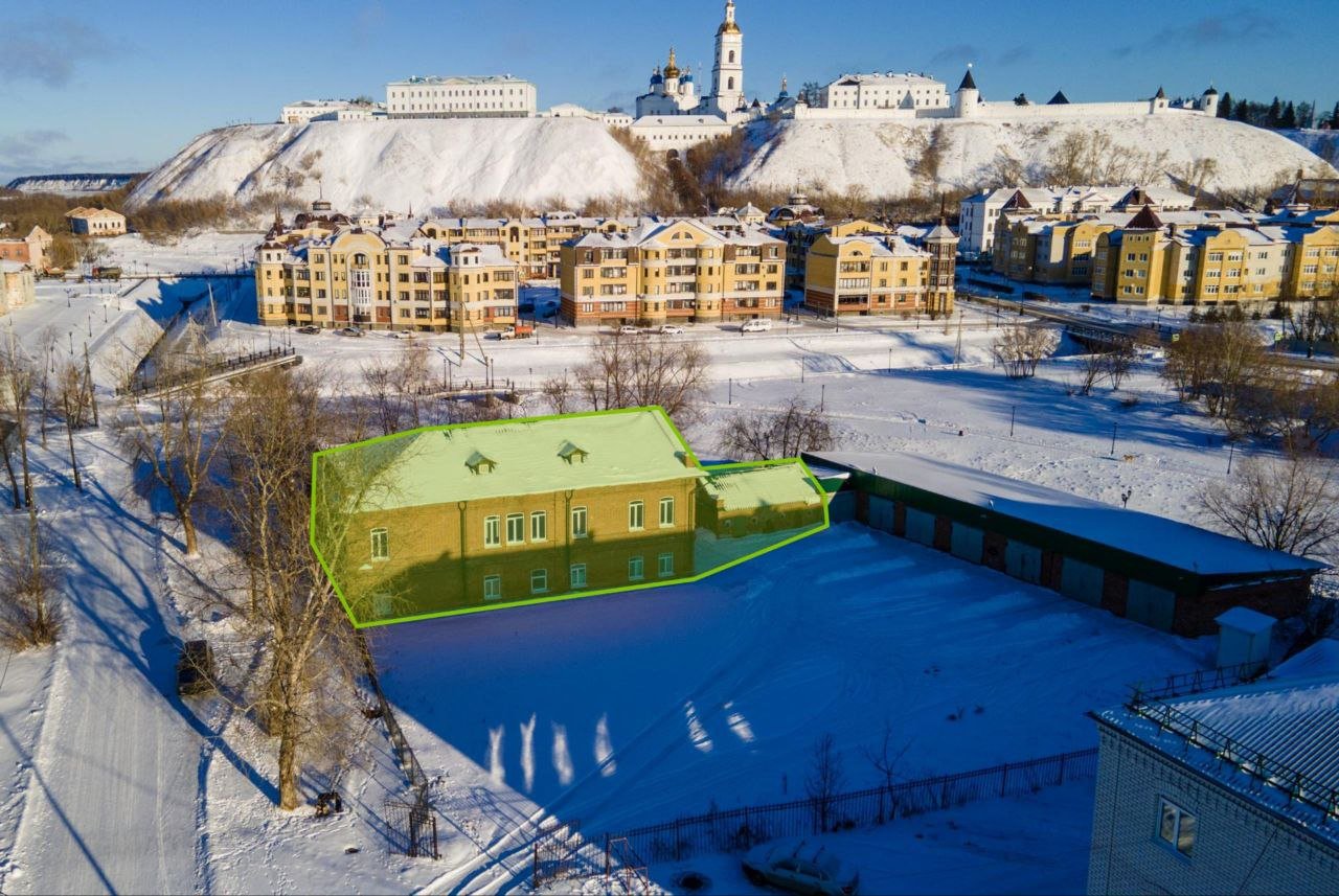 Депутат тюменской городской думы и глава общероссийского студенческого союза каратэ-до Андрей Потапов окончательно переквалифицировался из общественного деятеля в предпринимателя. Так на днях он, через подконтрольную компанию, приобрел на торгах памятник архитектуры "Дом Г.В.Фонякова" в подгорной части Тобольска. Сумма за дсухэтажное здание площадью 400 кв метров 1913 года постройки оказалась вполне божеской - 12,5 млн рублей. Несмотря на это желающих вложиться в недвижимость рядом с Тобольским кремлем оказалось не так много - объект был продан тюмескому депутату по начальной цене. Зачем Андрею Потапову такого рода недвижимость, которая ,к тому же нуждается во вложениях, пока неизвестно. Но применение памятникам, что в Тюмени, что в Тобольске немного - офис компании или ресторан. Так что или депутат перенесет штаб квартиру своего холдинга "Тюменские минеральные воды" в Тобольск или откроет там ресторан. А между тем это сейчас он покупает недвижмость и открывет один термальный комплоекс за другим работают два - в Тобольске и Ярковском районе , а третий планируется построить в экопарке "Затюменский" , а еще в прошлом году всё было не так радужно. В том же Тобольске, через суд мэрия отобрала у возглавляемого депутатом "Фонда поддержки спорта" муниципальное помещение в котором располагалась школа каратэ. А в позапрошлом Росимущество требовало заплатить почти 5 млн рублей за аренду 1 600 кв метров помещений в которых располагается мультиспортивный центр "Стальной характер" все того же "Фонда поддержки спорта" суд удовлетворил требования, хоть и в разы снизил их . Вот такой рывок и без всякой крипты.