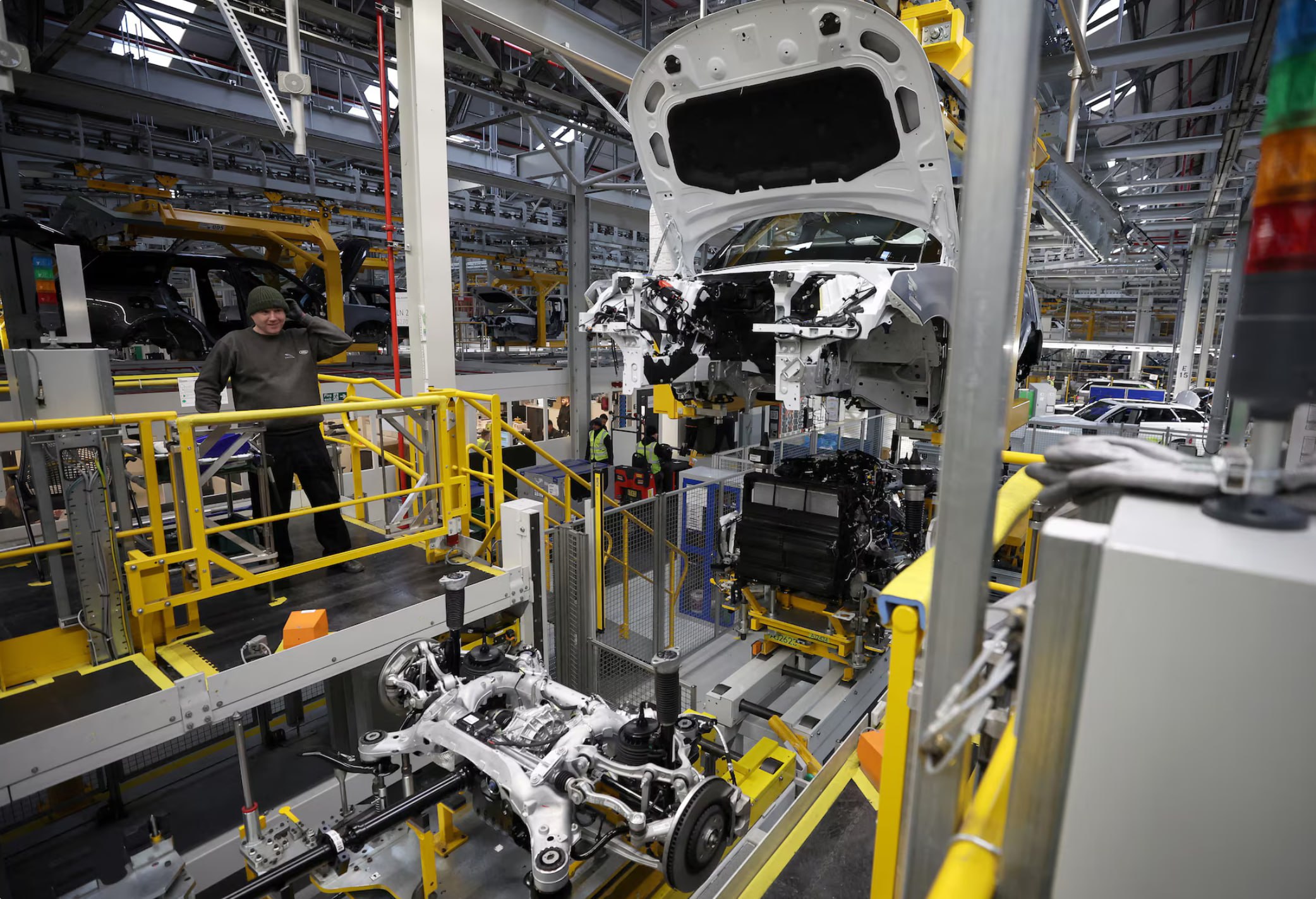 Хакерская атака на Jaguar Land Rover обошлась экономике Великобритании в 2 5 миллиарда долларов Августовская хакерская атака на компанию Jaguar Land Rover JLR принадлежащую индийской Tata Motors обошлась британской экономике в 1 9 миллиарда фунтов стерлингов или 2 55 миллиарда затронув более 5000 организаций в стране Инцидент по видимому является самым разрушительным в экономическом плане киберсобытием затронувшим Великобританию причем подавляющая часть финансового ущерба связана с потерей объемов производства на JLR и у ее поставщиков говорится в отчете который подготовил Центр кибермониторинга Cyber Monitoring Centre CMC JLR начал возобновлять производство в начале этого месяца после почти шестинедельной остановки вызванной хакерской атакой У производителя автомобилей класса люкс есть три завода в Великобритании которые в совокупности производят около 1000 автомобилей в день Russian OSINT