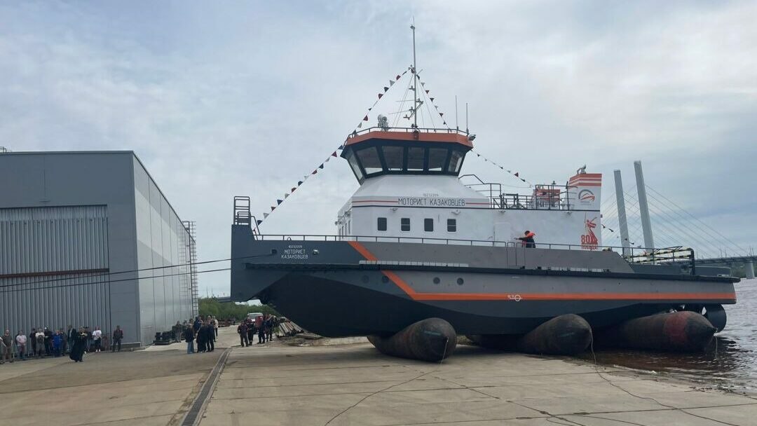 На Череповецком судостроительном заводе Вологодская область состоялся спуск на воду буксира «Моторист Казаковцев» проекта ТСК.395М. Всего ГТЛК законтрактовала на ЧСЗ строительство 5 буксиров проекта ТСК-395М в рамках инвестиционного проекта по обновлению гражданского водного транспорта в России с использованием средств ФНБ. Первые два буксира поставлены в 2024 году, оставшиеся три планируется принять в 2025 году. Мощность в 1300 л.с. позволяет единовременно буксировать восемь и более барж. Буксир оборудован подъемной рубкой для улучшения видимости при проводке длинных составов. Основные характеристики буксира-толкача проекта ТСК.