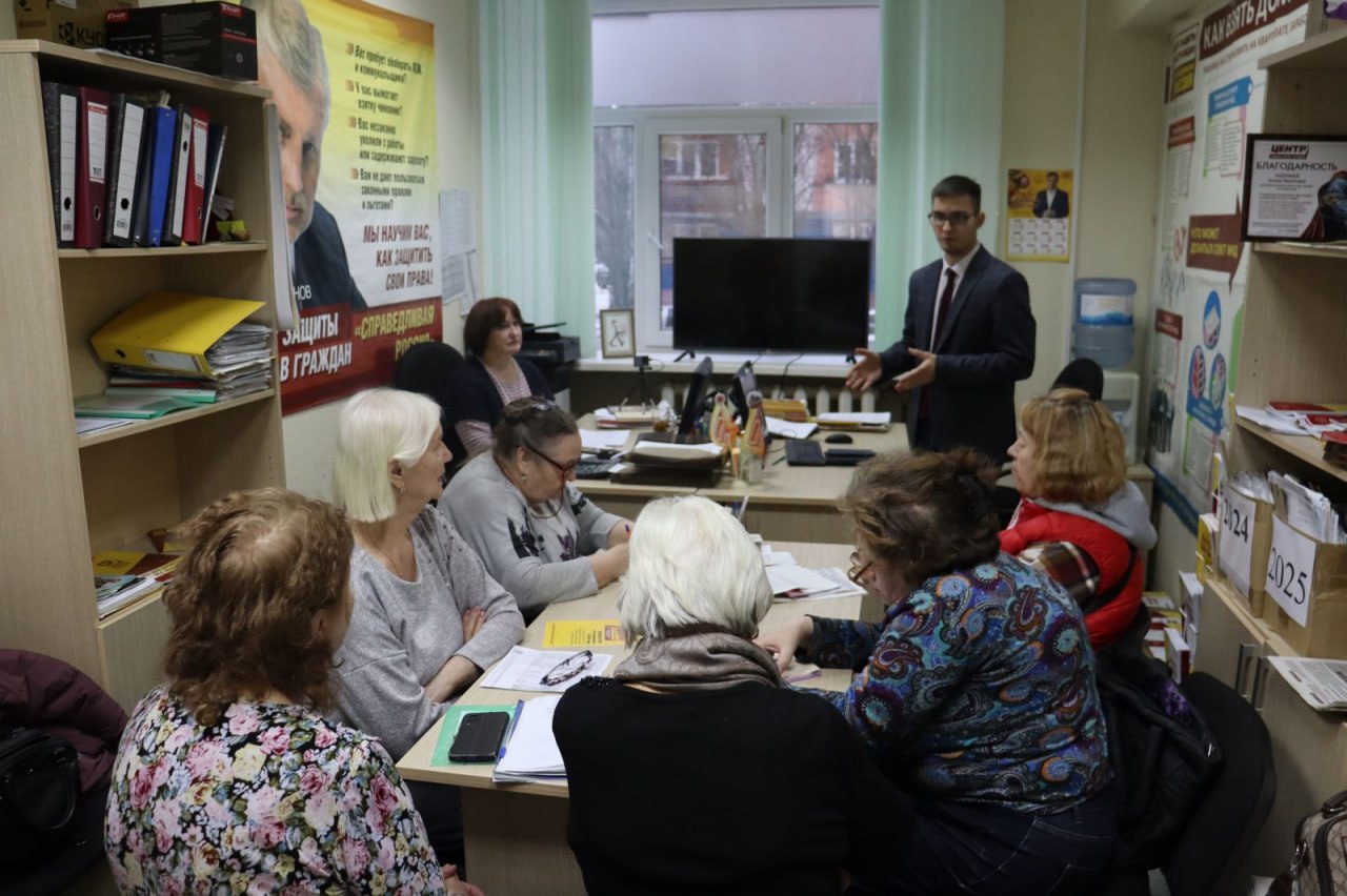 Захар Торычев Семинар о важном Центр защиты прав граждан СПРАВЕДЛИВАЯ РОССИЯ в Алтайском крае в очередной раз собрал активных домков Барнаула на обучающий семинар Подробно рассказал участникам семинара о процессе формирования городского бюджета на 2026 год и плановый период 2027 2028 годов Подчеркнул важность участия горожан в принятии ключевых решений пояснив что каждый житель может подать заявку в профильные комитеты Барнаульской городской Думы обозначив конкретные проблемные точки для рассмотрения при составлении квартальных и полугодовых планов работы комитета Также рассказал о деятельности депутатов фракции Одним из ярких примеров успешной совместной работы стало решение вопроса с озеленением Павловского тракта Ранее территория была загрязнена мусором заброшена и небезопасна для подробнее на канале Захар Торычев