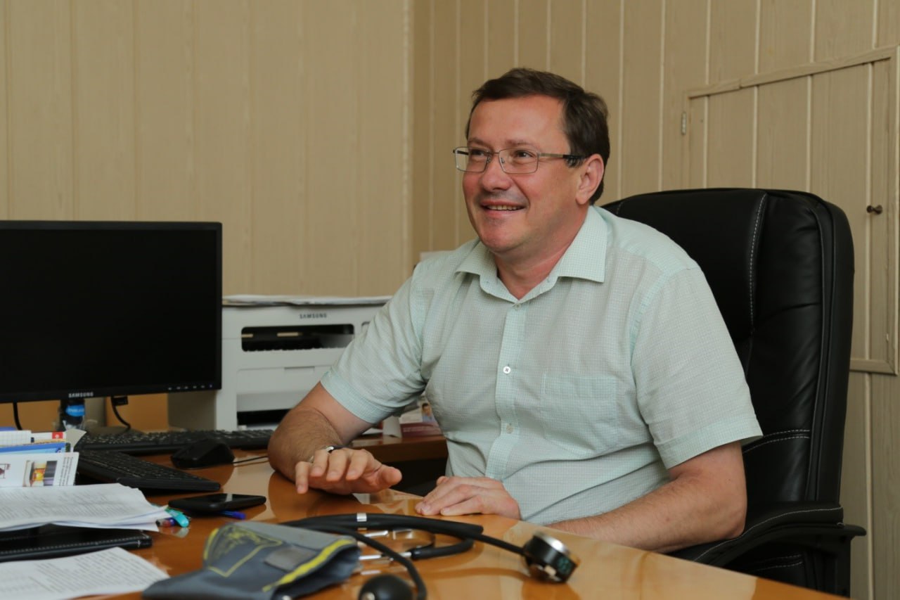 Валерий Садовой удостоен звания Заслуженный врач Российской Федерации Заведующий Кардиологическим диспансером Республиканской клинической больницы им Н А Семашко член Общественной палаты Крыма Валерий Садовой получил почётное звание Заслуженный врач Российской Федерации Указ о награждении подписал Президент Российской Федерации Владимир Путин Высокая государственная награда присвоена Валерию Садовому за значительные заслуги в области здравоохранения и многолетнюю добросовестную работу Кардиолог внес существенный вклад в развитие медицинской помощи в Республике Крым совершенствование методов диагностики и лечения сердечно сосудистых заболеваний Председатель члены Общественной палаты Республики Крым и сотрудники Аппарата Общественной палаты Республики Крым от всей души поздравляют Валерия Ивановича с заслуженной наградой Валерий Иванович Это признание Вашего профессионального мастерства преданности делу и бесценного вклада в сохранение здоровья крымчан Желаем дальнейших успехов в медицинской практике крепкого здоровья и благополучия