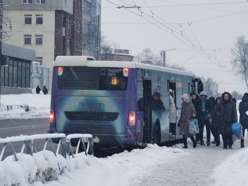 В Мурманской области снова можно ездить по единому соцпроездному билету без ограничений  Губернатор Андрей Чибис отменил введенные лимиты, отметив, что поддержка перевозчиков не должна сказываться на удобстве северян.    Решение приняли после общения с жителями — стало ясно, что ограничения вызвали недовольство. Тем, кто уже продлил проездной на февраль, ничего делать не нужно — он останется активным автоматически.    Приобрести билеты и пополнить карту можно онлайн, а для удобства мурманчан в городе открыли дополнительные точки продаж.     -21 Мурманск