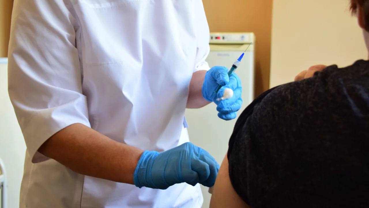 Вакцинация дело личное или общественная необходимость результаты опроса в Челябинске Опрос был проведен среди работодателей и экономически активного населения Челябинска и показал разногласия Почти половина респондентов 46 убеждены что ежегодная вакцинация от гриппа им не нужна Эта цифра подчеркивает существующий разрыв между рекомендациями медиков и реальными действиями населения Интересно что мужчины 34 несколько чаще поддерживают вакцинацию чем женщины 30 а среди молодежи до 35 лет поддержка прививок выше 36 Зато уровень одобрения вакцинации обратно коррелирует с уровнем дохода среди респондентов с доходом до 50 тысяч рублей в месяц вакцинацию поддерживают 39 тогда как среди зарабатывающих от 100 тысяч лишь 22 Стоит отметить что 37 предприятий в Челябинске проводят вакцинацию среди сотрудников а вот 36 из них не предпринимает никаких мер по предотвращению эпидемии гриппа Остальные организации ограничиваются более мягкими мерами ношение масок 9 профилактика 6 выдача витаминов или БАДов 4 и использование санитайзеров 2 Низкий уровень поддержки вакцинации может быть объяснен несколькими факторами распространенные мифы о вреде вакцин недостаток достоверной информации личный негативный опыт или мнение окружения ФОТО ГТРК Южный Урал Подписывайтесь на Вести Южный Урал в MAХ