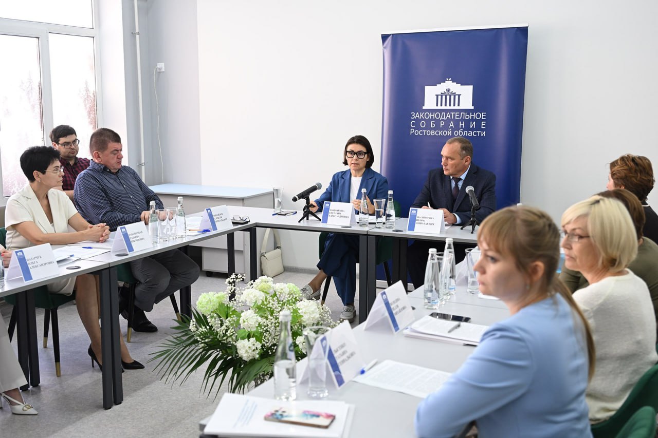 Комитет Законодательного Собрания Ростовской области по образованию науке культуре и информационной политике провел выездное заседание круглого стола посвященное деятельности центров психолого педагогической медицинской и социальной помощи ППМС Такие центры оказывают комплексную поддержку детям с ограниченными возможностями здоровья и их родителям Мероприятие состоялось на площадке Центра ППМС Советского района Ростова на Дону В дискуссии участвовали представители министерства образования и муниципальных администраций сотрудники центров ППМС родители детей с особыми образовательными потребностями На заседании в частности обсуждалась готовность обеспечить соблюдение требований федерального закона об образовании вступившего в силу с 1 марта 2025 года Заместитель Председателя донского парламента председатель комитета по образованию Светлана Мананкина отметила что теперь в законе четко установлен перечень специальных условий для детей с ограниченными возможностями здоровья и инвалидностью которые должны быть в организациях образования Участники круглого стола поделились инициативами по реализации норм федерального закона в Ростовской области а также обсудили вопросы связанные с финансированием и организацией работы центров ППМС Наша задача максимально приблизить квалифицированную помощь к месту жительства семей с особенными детьми а это значит необходимо и дальше развивать сеть центров ППМС Динамика в этом вопросе хорошая В 2022 году было 22 центра к 1 октября текущего года будет уже 41 рассказала Светлана Мананкина Вице спикер донского парламента добавила что ряд узконаправленных вопросов по организации деятельности центров ППМС нуждается в дополнительной проработке со стороны исполнительной и законодательной власти что будет зафиксировано в рекомендациях по итогам состоявшегося обсуждения Законодательное Собрание Ростовской области