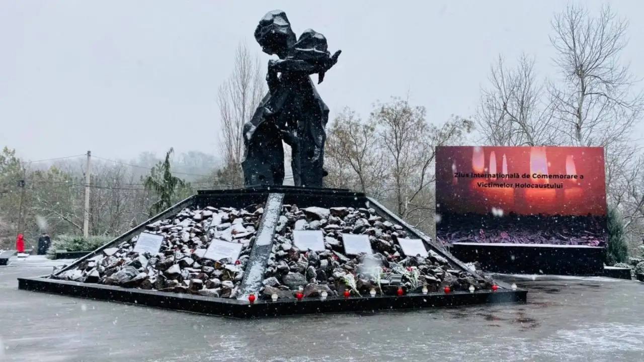 С 20 января по 11 февраля по всей Молдове проходят образовательные и культурные мероприятия посвященные памяти жертв Холокоста В программе выставки лекции показы документального кино и посещение мемориальных мест Одно из таких мероприятий организовано в Гагаузии в Чадыр Лунге подробнее читайте на сайте