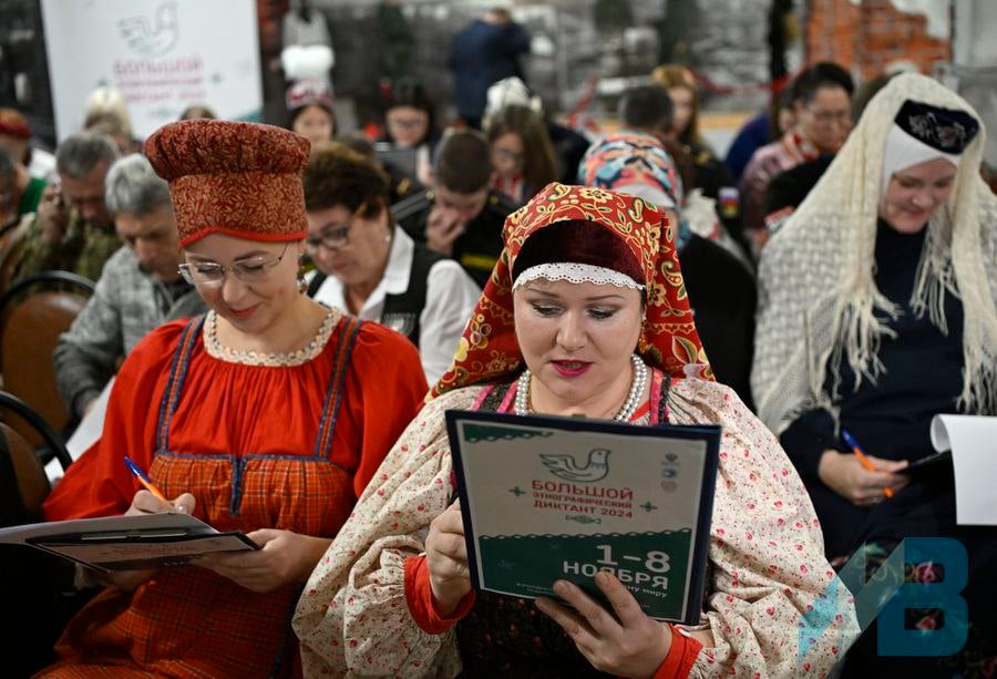 В Мурманской области стартовал Большой этнографический диктант  Накануне Дня народного единства в девятый раз по всей стране стартовал Большой этнографический диктант. Задача просветительского проекта  - познакомить участников с самобытной культурой народов, которые проживают в России. В военно-морском музее Северного флота собрались военнослужащие, представители национальных культурных объединений Дома дружбы и все те, кого заинтересовала акция.