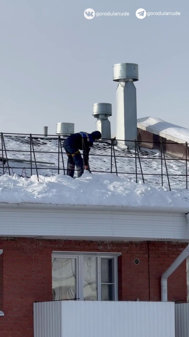 В Улан-Удэ начали чистить крыши от снега  В столице Бурятии теплеет, поэтому управляющие организации и ТСЖ активно убирают снег с крыш.   «По Правилам благоустройства города управляющие компании, ТСЖ, собственники зданий обязаны своевременно очищать крышу, козырьки, карнизы от сосулек, снега и наледи. Во время оттепели необходимо каждый день проверять здания, а найденную наледь убирать в тот же день. Снег и лёд, сброшенные на тротуары, должны быть убраны сразу», - пояснили в мэрии города.  За несоблюдение этих правил предусмотрены штрафы: гражданам – от четырех до пяти тыс рублей, должностным лицам — от 15 до 25 тыс рублей, юридическим лицам — от 60 до 110 тыс рублей.