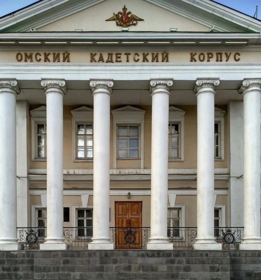 В здании бывшего Кадетского корпуса откроют IT-школу Губернатор Омской области поделился планами относительно использования части площадей бывшего кадетского корпуса на улице Ленина, который простаивал в течение последних пяти лет. Согласно его заявлению, здесь будет открыта «Школа 21», специализирующаяся на обучении в сфере информационных технологий. Соответствующее соглашение с инвесторами было подписано в рамках ПМЭФ. По словам главы региона, открытие IT-школы запланировано уже в текущем году. Она разместится в помещении, где ранее находились столовые. В настоящее время там ведутся ремонтные работы. Следует напомнить, что летом 2020 года, незадолго до завершения приема документов от абитуриентов, здание кадетского корпуса неожиданно было признано аварийным. Все кадеты были переведены для продолжения обучения в другие регионы, а Министерство обороны в кратчайшие сроки возвело новый корпус на улице Суворова. С тех пор это внушительное здание, расположенное в самом центре города, оставалось невостребованным. Месяц назад губернатор сообщил, что после проведения экспертизы специалисты пришли к выводу о его пригодности к эксплуатации. Тогда же он объявил о намерении представить планы по дальнейшему использованию этой территории в ходе ПМЭФ. Читай Омск Первый #Омск #Омскаяобласть #Омскновости #НовостиОмска #Омскаяобластьновости #новостиОмскойобласти #кадетскийкорпус #ITшкола