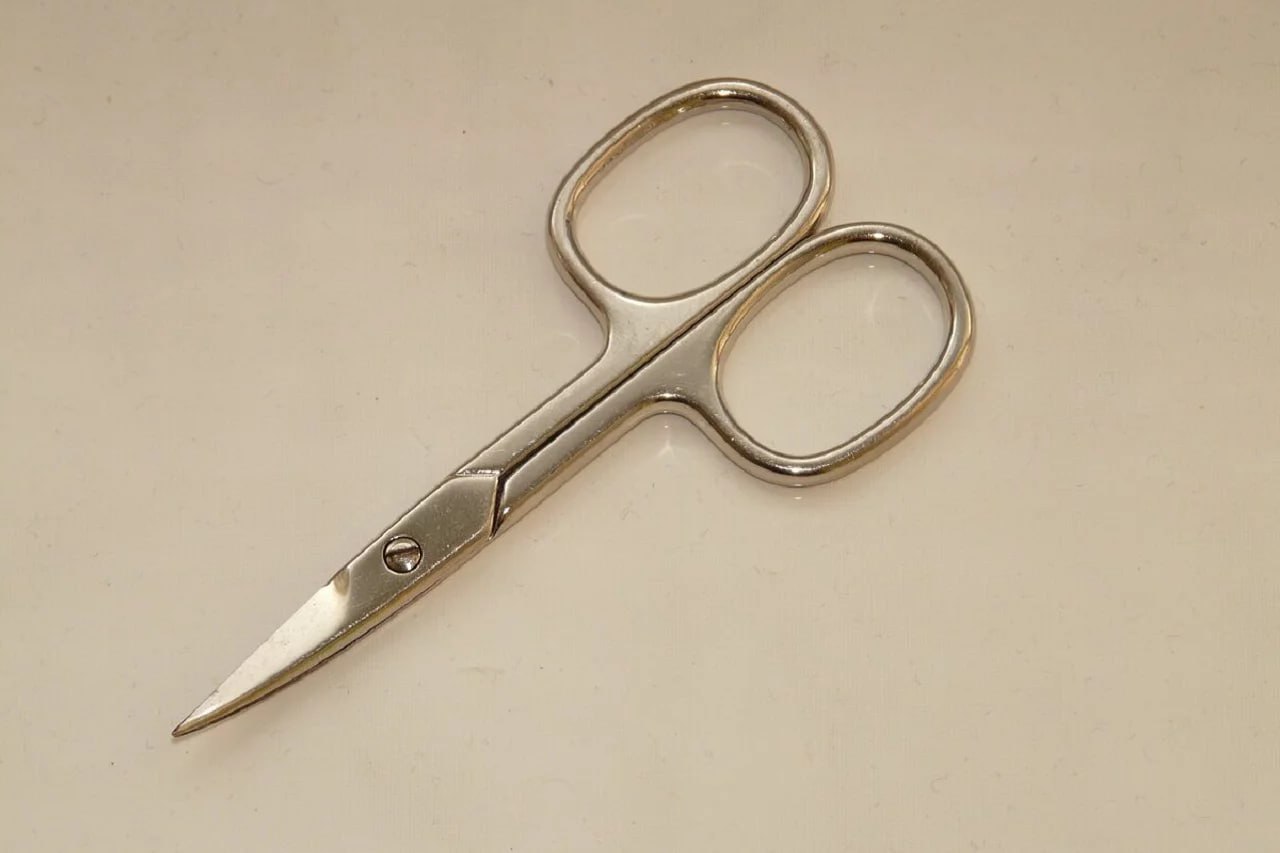 Школьница в Челябинской области ударила учительницу в шею маникюрными ножницами По предварительным данным инцидент произошел во время урока Как пишет Карталинская новь восьмиклассница была не готова к занятию и попыталась выйти из класса Когда педагог ее остановила 14 летняя ученица ударила женщину в шею ножницами для маникюра Рана оказалась неглубокой пострадавшая даже смогла продолжить урок Информацию о случившемся изучают в СК Возбуждено уголовное дело по статье Халатность а по статье о причинении легкого вреда здоровью проводится доследственная проверка В ходе следствия будет дана правовая оценка действиям бездействию руководства образовательного учреждения пояснили в региональном управлении ведомства Также назначена судебно медицинская экспертиза Фото pxhere Подписывайтесь на Вести Южный Урал в MAХ