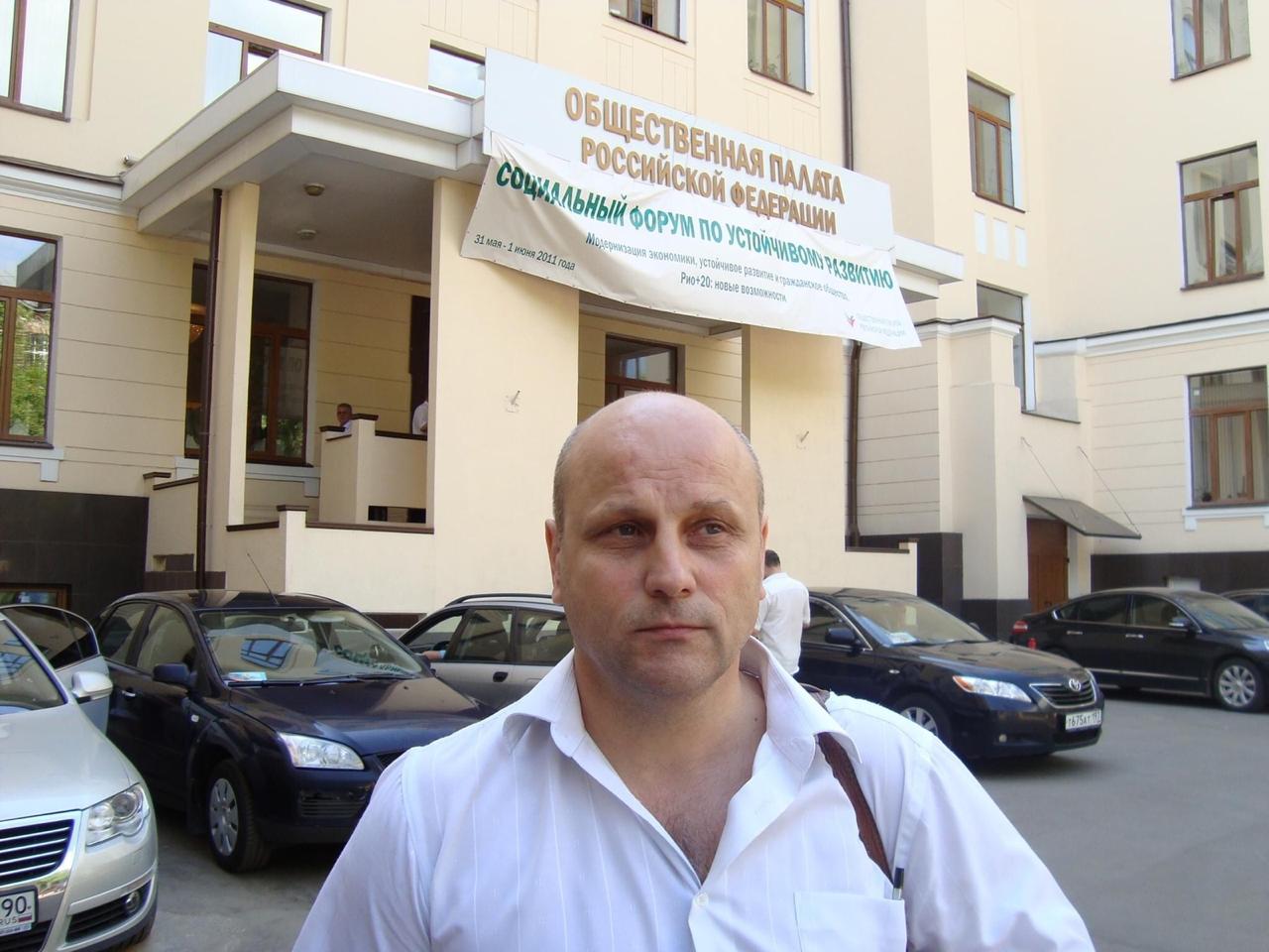 Экс-директор воронежского ветсанутильзавода Долбня задержан по подозрению в мошенничестве   После публикации «Площади» о корпоративном конфликте и попытке захватить предприятие Геннадий Долбня задержан вместе со своей гражданской женой и миноритарным акционером Ириной Реунковой. Им вменяют крупное мошенничество  ч. 4 ст. 159 УК РФ .   Обыски прошли у них дома при поддержке СОБРа. Долбню и Реункову задержали в порядке ст. 91 УПК. Подозреваемые отказались давать показания, воспользовавшись ст. 51 Конституции.  Уголовное дело было возбуждено полицией. Его расследование находится на личном контроле главы ГУ МВД Михаила Бородина и прокурора области Николая Савруна. В течение суток им изберут меру пресечения.  Долбня и Реункова пытались получить полный контроль над компанией различными способами. Обманным путем через нотариуса они снесли неугодного генерального директора, предположительно их люди ворвались на предприятие и вывезли технику. После корпоративный конфликт из стен арбитражного суда перешел в опасную стадию со стрельбой, поджогом авто и похищением человека.   Обо всем «Площадь» подробно рассказывала в публикации.   Кроме того, в отношении директора ООО «Вектор» Александра Криворучко, зятя Геннадия Долбни, передается в суд уголовное дело по части 2 статьи 315 УК РФ «Злостное неисполнение решения суда». По версии следствия, на это юрлицо выводились активы АО «Ветсанутильзавод Гремяченский».   Подписывайся на «Площадь»