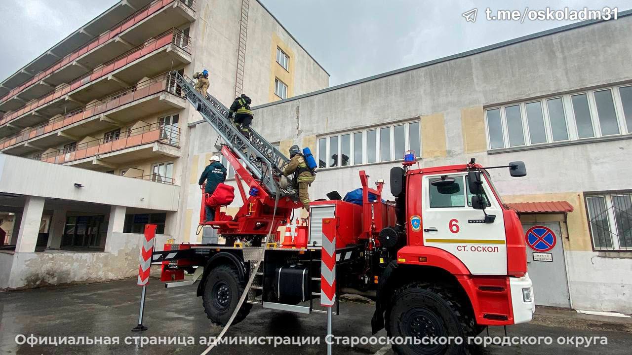 В Старооскольской туберкулезной больнице состоялись пожарно-тактические учения. Они были направлены на отработку действий при пожаре и обеспечении безопасности пациентов. Подобные тренировки будут проводиться регулярно, - отметили в мэрии