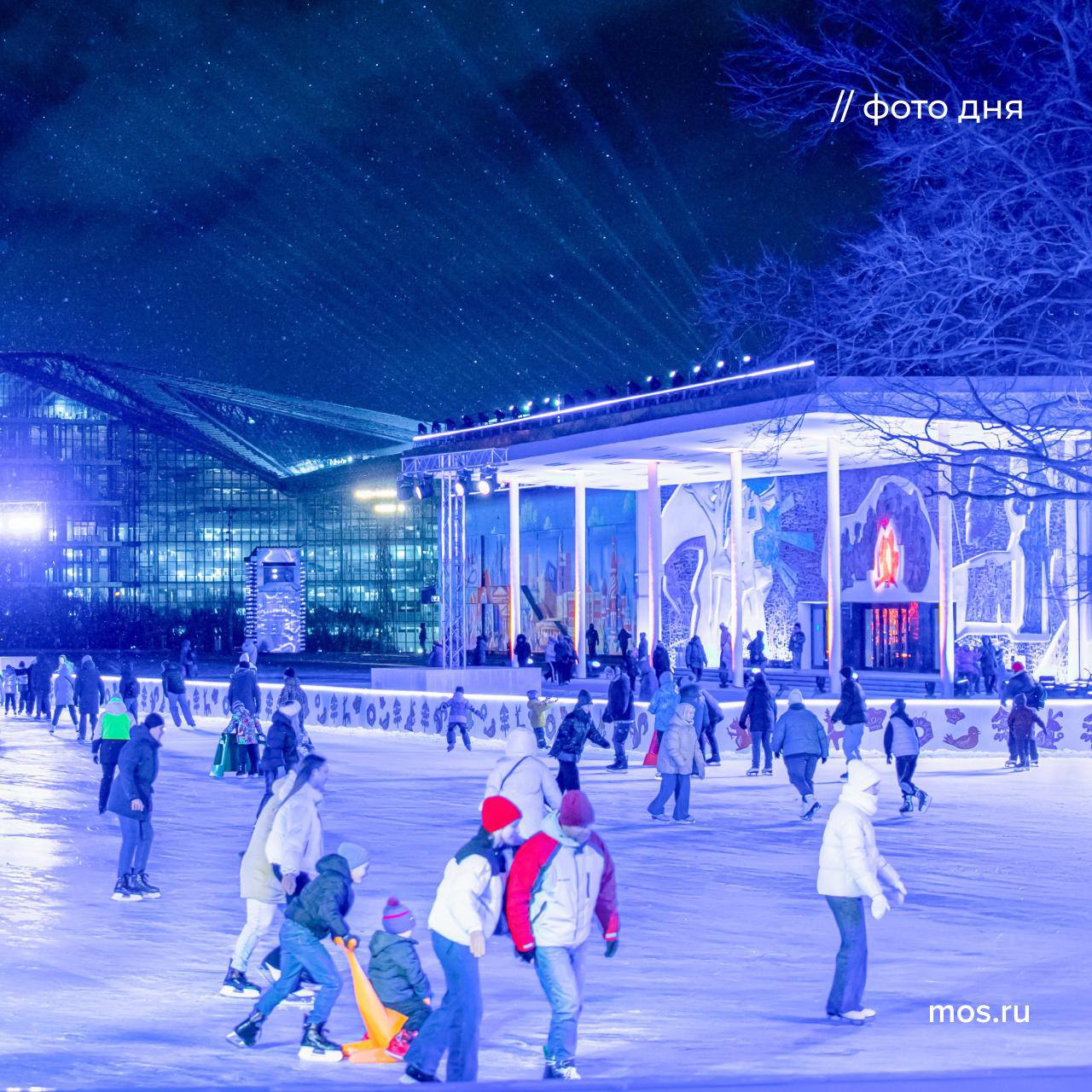 Вот такая красота ждет вас на Воробьевых горах Там в рамках проекта Зима в Москве каждый вечер на фасаде Дворца пионеров показывают мультимедийные световые шоу посвященные новогодней столице и сказочным сюжетам Также можно покататься на лыжах и коньках Москва в объективе