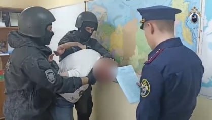 Бизнесмен из Подмосковья подозревается в даче взятки работнику государственного унитарного предприятия НАО Об этом сообщили в следственном управлении СК РФ по АО и НАО. Как пояснили в ведомстве, в ходе расследования уголовного дела по обвинению в получении взятки двумя работниками государственного унитарного предприятия округа установлена причастность предпринимателя из Московской области к даче взятки должностному лицу п. «б» ч. 4 ст. 291 УК РФ . По версии следствия, в 2023 году предприниматель передал руководителю унитарного предприятия, основным видом деятельности которого является строительство, содержание и ремонт автомобильных дорог в регионе, взятку в размере 280 тысяч рублей за преимущественное заключение договора на поставку оборудования. — Уголовное дело возбуждено на основании материалов оперативно-розыскной деятельности ОЭБиПК УМВД России по Ненецкому автономному округу. В настоящее время проводятся следственные действия, направленные на установление всех обстоятельств совершенного преступления, — пояснили в СК. Ранее по ходатайству следователя судом в отношении руководителя предприятия, выступившего взяткополучателем, избрана мера пресечения в виде заключения под стражу. По данному эпизоду в отношении него возбуждено уголовное дело по п. «в» ч.5 ст.290 УК РФ получение должностным лицом взятки в виде денег в крупном размере . Фото: СК РФ