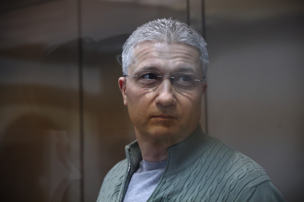 Генпрокуратура просит конфисковать в доход государства имущество бывшего замминистра обороны Иванова Об этом сообщили в суде У чиновника ранее конфисковали 23 автомобиля катер 60 млн рублей наличными теперь эти деньги хотят передать в пользу государства При этом судебный процесс по делу о взятке продолжается Иванов курировал строительство парка Патриот его приговорили к 13 годам колонии и штрафу в 100 млн рублей за хищение более трех миллиардов бюджетных средств Подпишитесь на Абзац Добавьте Абзац в ленту Дзена