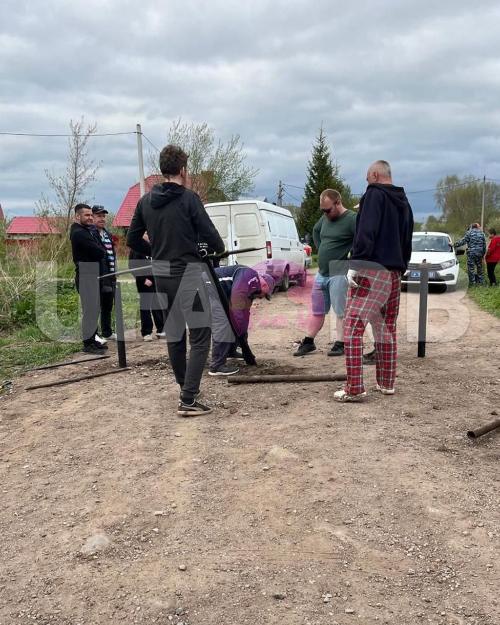 В Уфе в Деме жители перекрыли проезд на улице На пересечении улиц Якуба Колоса и Зимина местные жители установили барьеры, ограничивающие движение транспорта. Они объясняют свои действия отсутствием реакции властей на их обращения о запрете проезда грузовиков. По словам жителей, они неоднократно просили администрацию установить законные ограничители для большегрузного транспорта, но их обращения остались без ответа. В результате люди взяли ситуацию в свои руки: помимо столбов, некоторые применяют и более радикальные методы — например, рассыпают саморезы на дороге. Подобные действия создают угрозу для всех участников движения, включая машины скорой помощи и пожарных, которым необходимо оперативно добираться до жилого квартала «Премьера», где проживают более 900 семей. Местные жители признают, что их методы незаконны, но утверждают, что вынуждены идти на крайние меры из-за опасений за безопасность детей и сохранность своих автомобилей. В администрации пока не прокомментировали ситуацию.