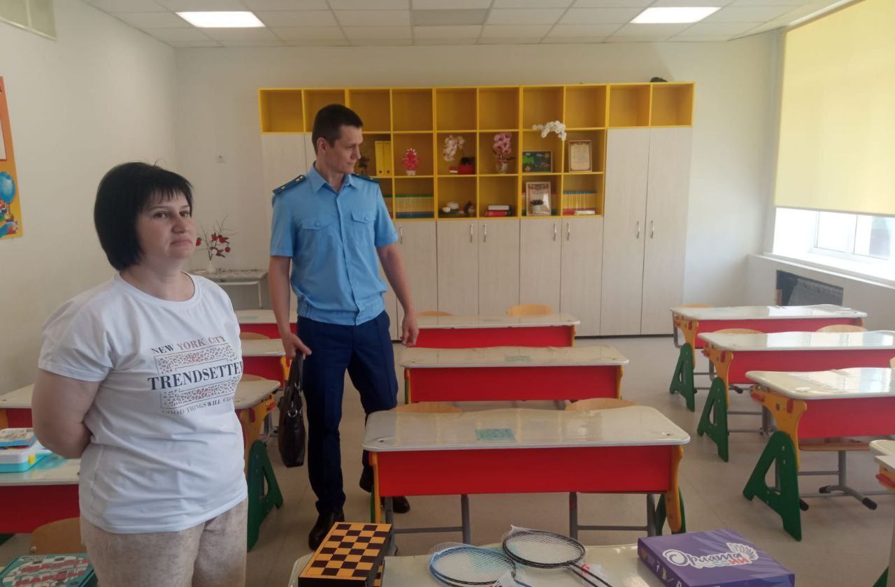 Прокурор Самойловского района Олег Перченко и заместитель прокурора Вадим Макаревич в рамках подготовки к проведению летней оздоровительной кампании посетили площадки с дневным пребыванием на базе образовательных учреждений В ходе выезда особое внимание обращено на соблюдение санитарно-эпидемиологического, противопожарного и иного законодательства. Выявленные в ходе проверки нарушения устранены в тот же день. Площадки получили разрешения контролирующих органов на открытие. Одновременно проведена проверка хода выполнения ремонтных работ спортивного зала филиала МБОУ «СОШ с. Каменка» в с. Кируша, реализуемого в рамках регионального проекта «Развитие инфраструктуры образовательных организаций Саратовской области». В ходе встречи подрядчику строго указано на недопущение нарушения сроков выполнения ремонтных работ, а также на качество их проведения. Вопросы качества и своевременности ремонта и строительства социально значимых объектов, расположенных на территории района, находится на постоянном контроле прокуратуры.