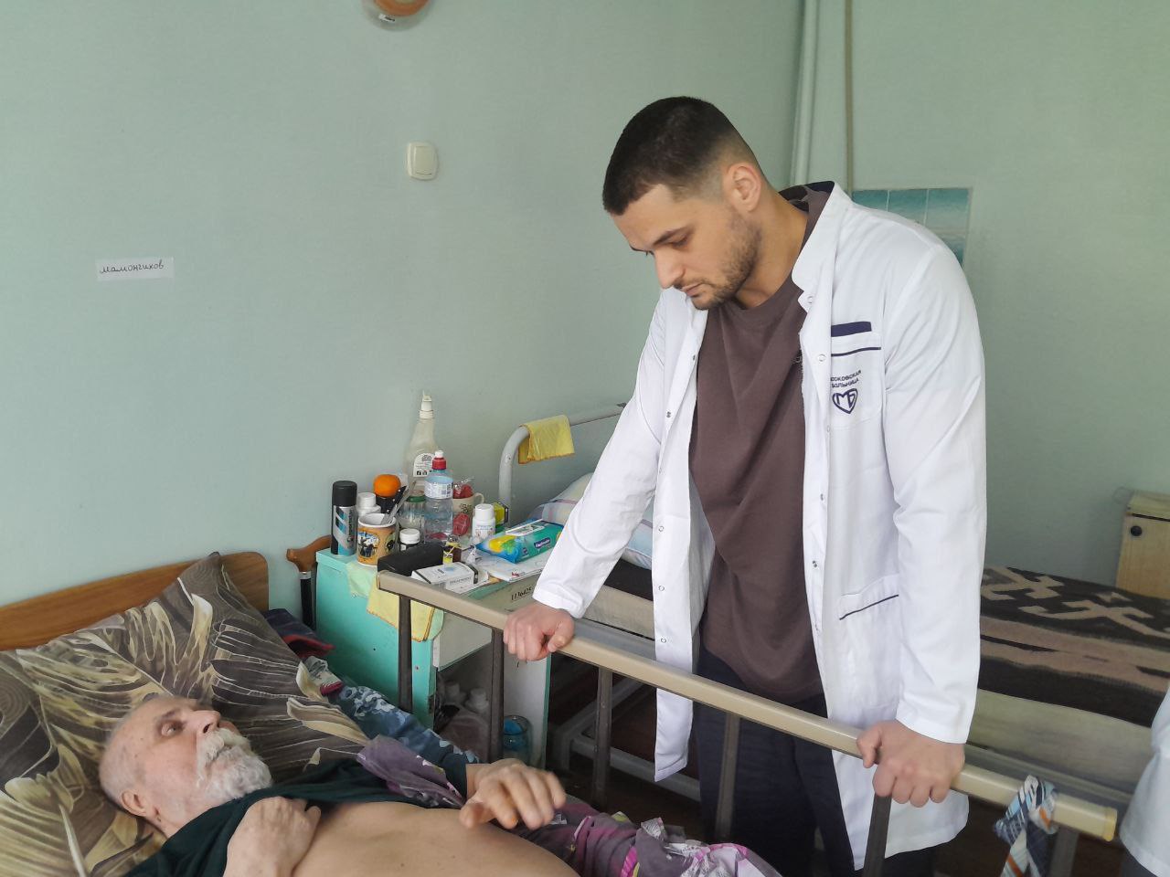 Врачи «Онкодозора» провели выездной прием в Харцызске   4 июня на базе ГБУ ДНР «ЦГБ г. Харцызска» состоялся прием пациентов с участием онкологов Республиканского онкологического центра имени профессора Г. В. Бондаря.   Специалисты осмотрели пациентов как в поликлинике, так и в стационаре. Всего за день проконсультировано 24 человек.   В ходе обследования выявлено два случая новообразований молочной железы у женщин. Пациентки направлены в РОЦ для дальнейшего обследования и уточнения диагноза.     Подобные выездные приемы позволяют обеспечить своевременную диагностику и помощь жителям отдаленных городов.   #ОнкодозорДНР #МинздравДНР