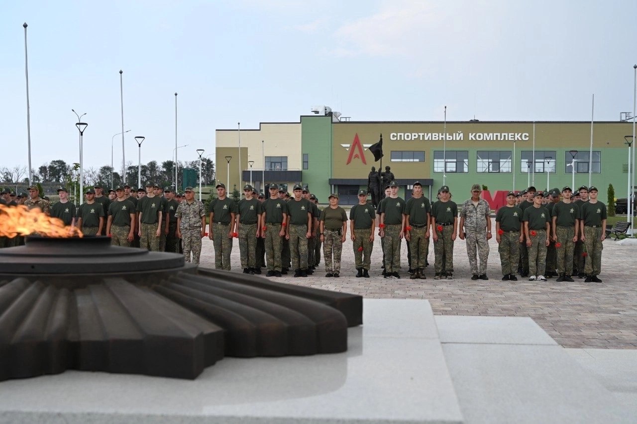 Курганинские юнармейцы стали участниками военно-полевых сборов, которые проходят в рамках летнего палаточного лагеря в военно-патриотическом Центре «Патриот».  17 июля состоялось торжественное открытие третьей смены, в котором приняли участие лучшие учащиеся образовательных учреждений Краснодарского края. Курганинский район представили юнармейцы СОШ № 3.  Цель мероприятий углубить знания и навыки в области военной службы, повысить физическую подготовку, а также развить важные личные качества.  В ходе смены запланированы кинопоказы документальных фильмов, посвященных истории России и подвигам защитников Отечества, а также реализация военно-патриотических проектов, которые помогут участникам применять полученные знания на практике. Спортивные соревнования станут отличной возможностью проявить свой дух команды и укрепить физическую форму.  ГЛАВНЫЕ НОВОСТИ