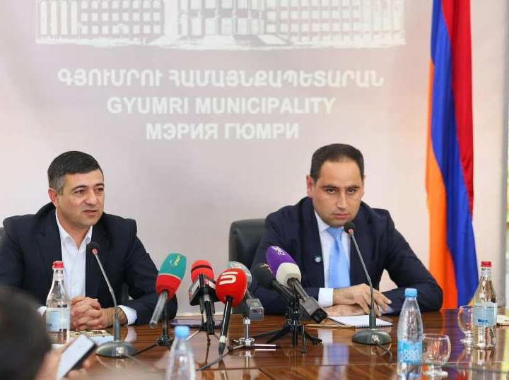 Наблюдательная миссия «Ականատես» «Очевидец»  считает проблематичной попытку улучшить позиции кандидата от власти с помощью административных ресурсов.  Исполняющий обязанности главы общины Гюмри и лидер предвыборного списка партии «Гражданский договор» Сарик Минасян написал на своей странице в Facebook:  «По моей просьбе за счет средств государственного бюджета будет проведен капитальный ремонт улицы Ширакаци в Гюмри. Благодарю министра территориального управления и инфраструктур Давида Худатяна и правительство».  В свою очередь, министр Давид Худатян подтвердил, что по предложению Сарика Минасяна вопрос капитального ремонта улицы Ширакаци включен в программу государственного финансирования. В ближайшее время начнется тендерный этап, за которым последуют строительные работы. Министр подчеркнул, что Ширакаци — одна из важнейших улиц Гюмри.   Однако примечательно, что еще 16 мая 2024 года Гюмрийский совет старейшин направил правительству аналогичное письменное обращение  ссылка , которое было принято единогласно: 26 голосов «за», 0 «против», 0 «воздержавшихся»  пункт 18 .  В своем обращении совет старейшин Гюмри ожидал непосредственной и активной поддержки правительства в вопросе капитального ремонта улиц А. Ширакаци и М. Хоренаци, которые имеют важнейшее значение для общины и всей страны. Однако правительство не дало положительного ответа на это обращение, в отличие от аналогичной «просьбы» кандидата от власти, на которую было немедленно отреагировано в предвыборный период.  Управление местным самоуправлением во время выборов должно проходить в нормальном режиме и не сопровождаться использованием административных ресурсов, создающих несправедливое преимущество для правящей партии и ее кандидатов перед конкурентами. Такие действия нарушают принцип равенства в избирательном процессе и свободу избирателей в формировании собственного мнения.         Отправляйте «бусты»