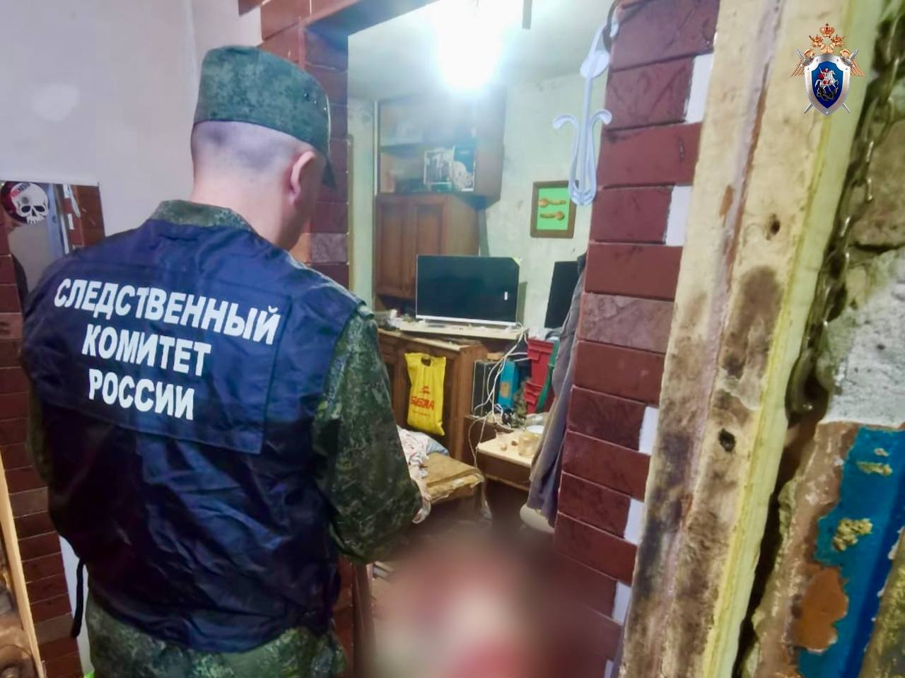 52-летний житель Кирово-Чепецка предстанет перед судом за убийство 47-летней женщины. Преступление произошло 2 августа в квартире на улице Ленина, где приятели распивали спиртное.  По версии следствия, во время конфликта мужчина нанес женщине несколько ножевых ранений в грудь и руку, от которых она скончалась на месте. Подозреваемый задержан, решается вопрос о его заключении под стражу.  Следствие продолжает устанавливать все обстоятельства трагедии. Уголовное дело возбуждено по статье "Убийство".