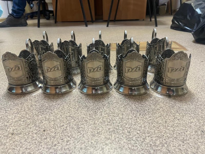 Сотрудница депо вынесла со склада 216 подстаканников РЖД в Челябинске В Челябинске отдали под суд кладовщицу которая тайно вынесла со склада пассажирского вагонного депо 216 фирменных подстаканников РЖД Ущерб компании составил порядка 199 тысяч рублей Теперь женщине грозит до двух лет лишения свободы Уголовное дело в отношении 56 летней местной жительницы обвиняемой по части 1 статьи 160 УК РФ направлено в Судебный участок 5 Мирового суда Советского района для рассмотрения по существу уточнили в Южно Уральском линейном управлении МВД на транспорте Сейчас челябинка находится под подпиской о невыезде и надлежащем поведении Она признала свою вину и полностью возместила ущерб РЖД По словам кладовщицы вверенные ей товары она прятала на складе с июня 2024 года до начала 2025 го В один из подходящих дней она увезла их домой на такси В ходе обысков в квартире челябинки полицейские обнаружили 206 подстаканников Как оказалось еще 10 штук она уже успела продать знакомому по низкой цене