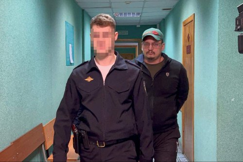 В Новосибирске экс главе МЕТРО МиР Счастливому вынесли приговор по делу о казино В Новосибирске 20 октября вынесли приговор экс главе МП МЕТРО МиР Андрею Счастливому которого признали виновным по ч 4 ст 291 1 УК посредничество во взяточничестве в особо крупном размере Об этом сообщили в пресс службе судов общей юрисдикции НСО Речь идет о резонансом деле о Сибирском Лас Вегасе Счастливого задержали в январе в Луганске по подозрению в передаче взятки борцам с коррупцией за крышевание игорного бизнеса Согласно материалам суда экс глава МП МЕТРО МиР получил 1 3 миллиона рублей Из этой суммы он 340 тысяч оставил себе за посреднические услуги а остальные деньги отдал сотрудникам ОЭБиПК УМВД России по Новосибирску Александру Умерову Максиму Абрамову и Виталию Монастыреву Суд назначил Счастливому семь лет в исправительной колонии строгого режима со штрафом в доход федерального бюджета в размере шестикратной суммы взятки в сумме 7 8 млн рублей В срок лишения свободы Счастливому зачли время содержания под стражей в период с 20 января 2025 года до вступления приговора в законную силу Кроме того суд конфисковал в собственность государства 100 000 рублей добытые преступным путем сообщили служители Фемиды Добавим также что Счастливый также стал фигурантом дела о получении взятки от ООО Акви Технолоджи