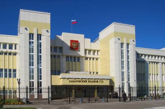 В Хабаровске по иску прокурора признан недействительным сертификат выданный иностранному гражданину о владении русским языком знании истории России и основ законодательства Российской Федерации Прокуратурой Железнодорожного района г Хабаровска выявлены нарушения исполнения законодательства о правовом положении иностранных граждан в Российской Федерации Установлено что иностранный гражданин обратился в органы миграции с заявлением о выдаче патента для осуществления трудовой деятельности представив сертификат о владении русским языком знании истории России и основ законодательства Российской Федерации содержащий ложные сведения о якобы успешной сдаче им экзамена В связи с выявленными нарушениями прокурор района обратился в суд с иском о признании сертификата недействительным Суд первой инстанции не согласился с позицией прокурора и отказал в удовлетворении искового заявления Хабаровским краевым судом по апелляционному представлению прокурора лжесертификат выданный иностранному гражданину признан недействительным