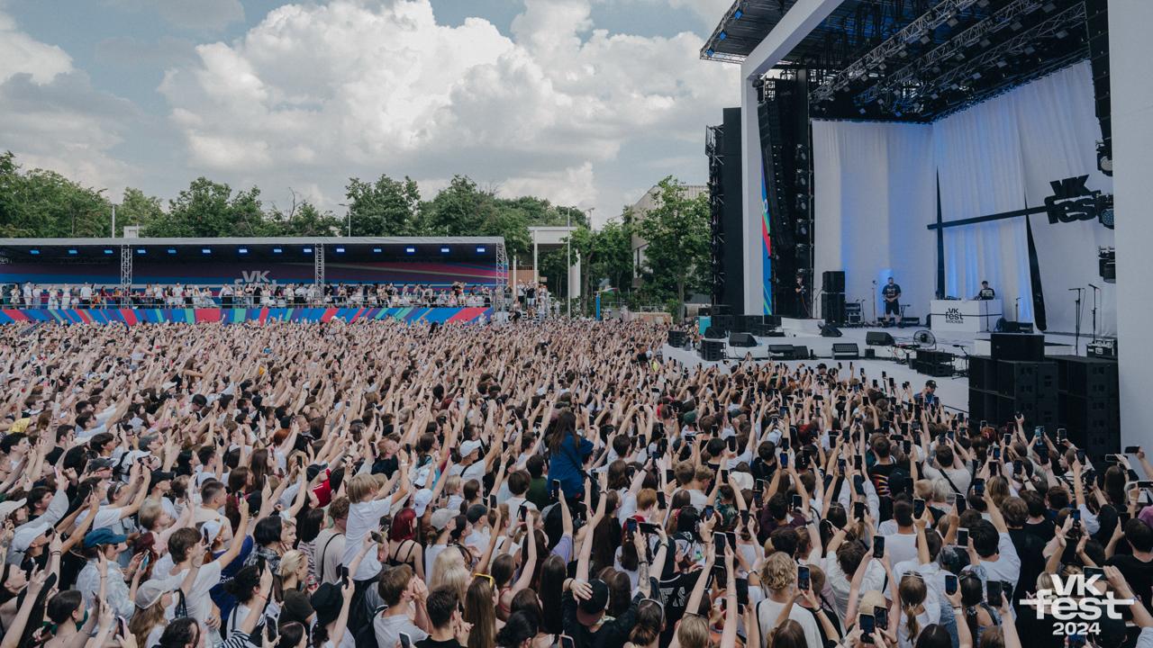 19 и 20 июля в Лужниках пройдёт VK Fest: заявлены ANNA ASTI, Big Baby Tape, NILETTO, Комната культуры, группа ХЛЕБ, Markul, Валерия, ZOLOTO и другие. Будут поединки роботов, VR-прятки на космической станции, батлы маскотов, мастер-классы по хирургии и макияжу, стенд с киберпсом, шоу Владом Бумаги в стеклянной комнате и лекторий с экспертами из разных индустрий. Плюс синяя дорожка со звёздами, концерты и зона косплея с финалом на 170 тысяч. Билеты еще продаются.
