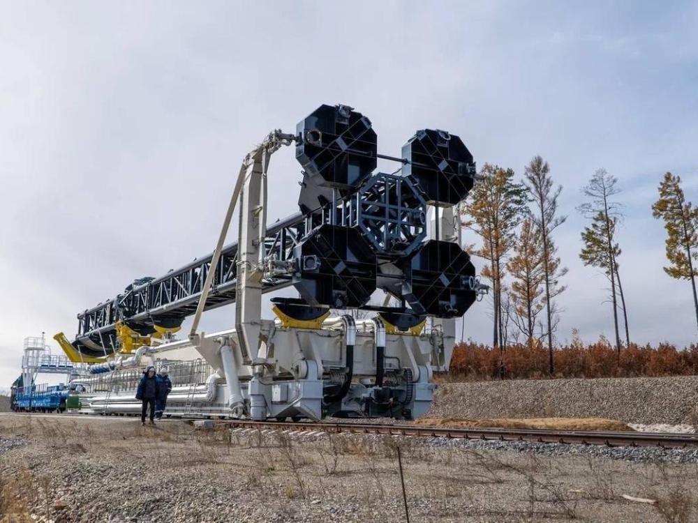 С космодрома Плесецк запущена ракета носитель Ангара с военными спутниками на борту В Минобороны сообщили что проведен успешный пуск ракеты носителя Ангара 1 2 с космодрома Плесецк Запуск состоялся 25 ноября в 16 42 Боевым расчетом космических войск Воздушно космических сил успешно осуществлен пуск ракеты Ангара 1 2 Ракета вывела на орбиту космические аппараты в интересах Министерства обороны России Пуск прошел в штатном режиме а все системы работали нормально Фото пресс службы Роскосмоса