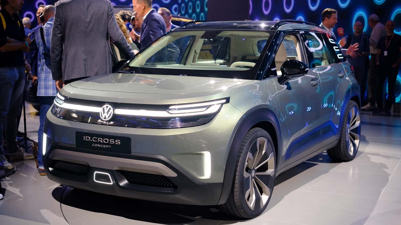 Будущее Volkswagen ID Cross Concept Volkswagen представил концепт ID Cross который демонстрирует второе поколение электромобилей бренда Модель на платформе MEB обещает более традиционный дизайн улучшенное управление и качество ID Cross будет переднеприводным с мощностью около 208 л с и запасом хода до 420 км по WLTP Производство запланировано на 2026 год цена пока не объявлена