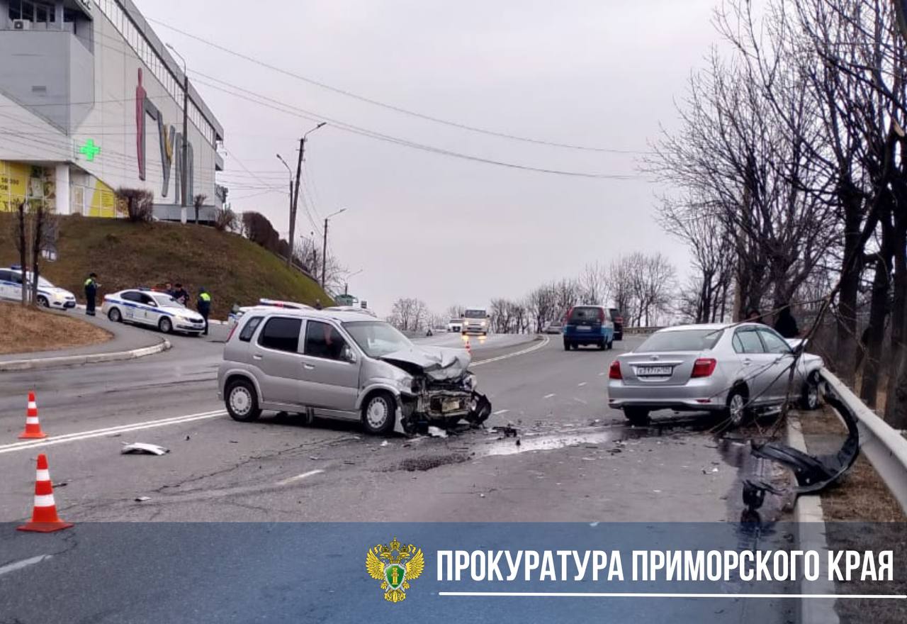 Прокуратура города Находки поставила на контроль установление обстоятельств ДТП с несовершеннолетним пострадавшим    Предварительно установлено, что утром 27 ноября в районе дома 62 на Находкинском проспекте водитель Suzuki Swift, 2000 г.р., не справился с управлением, выехал на встречную полосу, где столкнулся с Toyota Сorolla Axio.   В результате аварии госпитализирован несовершеннолетний пассажир Toyota Corolla Axio, 2008 г.р.   Надзорное ведомство поставило на контроль установление всех обстоятельств произошедшего и законность итогового решения по результатам проверки.   Уже установлено, что одним из факторов утренних ДТП в Находке стал гололед на проезжей части, надзорное ведомство организовало проверку исполнения требований законодательства при содержании автомобильной дороги, по результатам которой будет принят исчерпывающий комплекс мер реагирования.