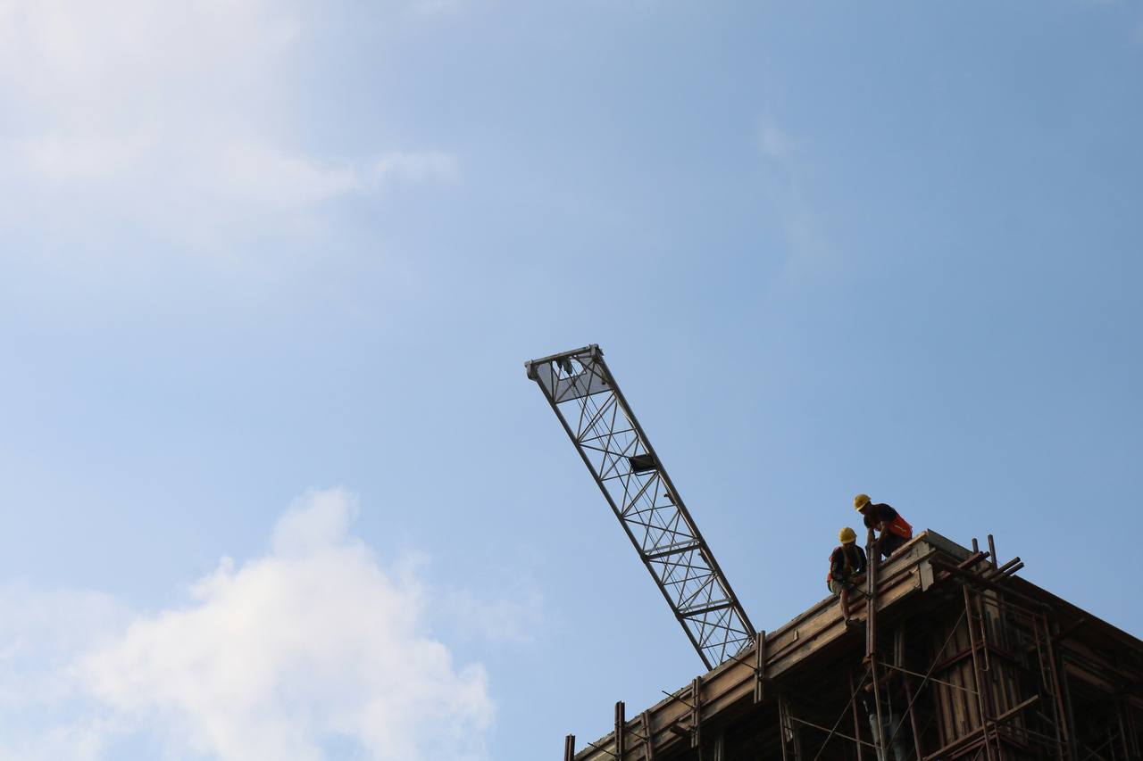  Кубанского девелопера привлекут к проектам в Москве объемом 3,5 млн кв. м Общий объем инвестиций в проект оценивается на уровне 580 млрд рублей. Оператором проектов выступит ООО «Специализированный застройщик «Ярославский», которым владеет Capital Alliance — совместная компания Capital Group и Alias Group. Один из проектов связан с застройкой 176,5 га на улице с Вешних Вод, принадлежавших ранее Минобороны РФ. #Стройка