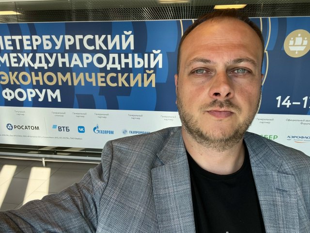 Известного шоумена из Северной Осетии обвинили в даче взятки для получения госконтракта связанного с курортом Мамисон Как сообщает sapa 15 подозрение пало на руководителя ООО Ю Холдинг Евгения Абаева которому вменяют передачу 2 млн рублей директору департамента маркетинга компании КАВКАЗ РФ Валерию Желателеву Последний ранее был арестован в Москве Следствие считает что деньги предназначались за содействие в заключении госконтракта на проведение мероприятий на Мамисоне в Северной Осетии На ранее опубликованном видео из кафе в Москва Сити где человек похожий на Абаева передаёт пакет представителю КАВКАЗ РФ а также кадры визита силовиков в офис туроператора U Mice Events во Владикавказе Ю Холдинг выступал единственным поставщиком по закупкам КАВКАЗ РФ включая контракт на торжественное открытие курорта стоимостью 12 млн рублей