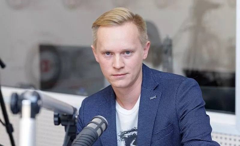 В Армении задержали бывшего координатора движения Голос в Псковской области Владимира Жилинского Об этом сообщил адвокат Михаил Беньяш со ссылкой на жену активиста Жилинский находится в изоляторе временного содержания в городе Ноемберян Причины задержания пока неизвестны В 2021 году власти России внесли его в реестр иностранных агентов В России против него возбуждены два уголовных дела об оправдании терроризма и о нарушении правил деятельности иноагента С 2021 года он живет за границей В 2024 году МВД объявило его в федеральный розыск