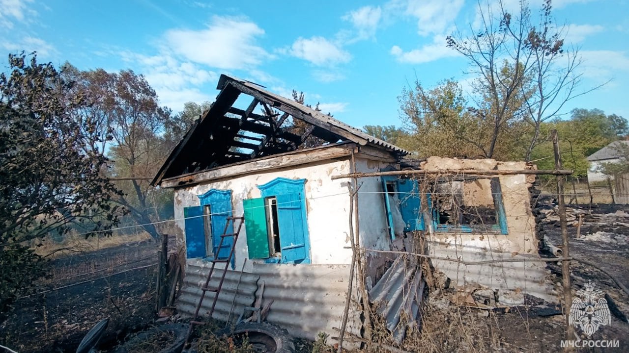 Спасатели МЧС России оперативно ликвидировали пожар на частном подворье   Вчера на номер 101 Марковского МО поступило сообщение о загорании сухой трава на открытой территории по адресу: с. Бондаровка, ул. Заречная, К месту вызова выехал дежурный караул 55 пожарно-спасательной части. По прибытии горела сухая трава, из-за сильного ветра огонь перекинулся на летнюю кухню, хозпостройки и сенник. На тушение пожара было подано 2 ствола «Б».   Пожаром уничтожена сухая трава на площади 0,3 гектара на открытой территории, в результате чего сгорела летняя кухня на площади 15 метров квадратных, 2 хозпостройки на площади 20 метров квадратных; поврежден сенник на площади 7 метров квадратных. Благодаря быстрым и слаженным действиям пожарных удалось не дать распространиться огню по всей территории частного подворья.   Причину пожара будут устанавливать дознаватели МЧС России. Жертв и пострадавших нет.   #БудьВКурсе оперативных событий  в Луганской Народной Республике      в России