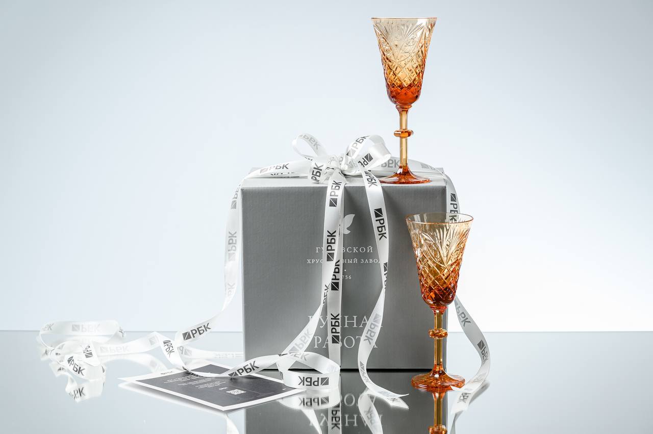 Для тех кто любит когда все прозрачно РБК Вино подготовил подарочные наборы с Гусевским хрустальным заводом  Зима для РБК это время вина Уже вышло новое издание Гид по российским винам созданный совместно с Артуром Саркисяном главной темой которого в этом году стал Рост малых  В преддверии праздников команда РБК Вино и Гусевский хрустальный завод предлагают оценить красоту и гармонию тандема вина и хрусталя Специально подготовленные для вас подарочные наборы фужеров будут доступны в течение декабря и новогодних праздников в фирменных магазинах в Москве в Гусь Хрустальном и Владимире а также на официальном сайте завода  А в наступающем году состоится винный салон РБК Время вина weekend где лучшие виноделы страны представят свои вина приглашение на событие со специальной ценой лежит в подарочном наборе  А еще РБК выпустил коллекционную настольную книгу Время вина Блокнот винного путешественника и новый сезон документального фильма Время вина люди посвященный Краснодарскому краю